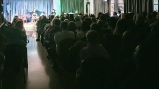 Η ΕΠΑΝΑΣΤΑΣΗ ΜΠΟΡΕΙ ΝΑ ΠΕΡΙΜΕΝΕΙ - 2η σκηνή