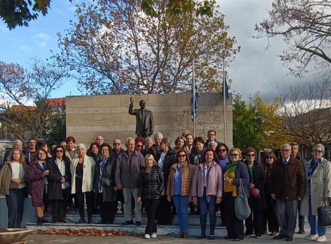 Ομαδική φωτογραφία των μελών του Συλλόγου Σμυρναίων-Μικρασιατών μπρόστα στο άγαλμα του Κωνσταντίνου Καραμανλή