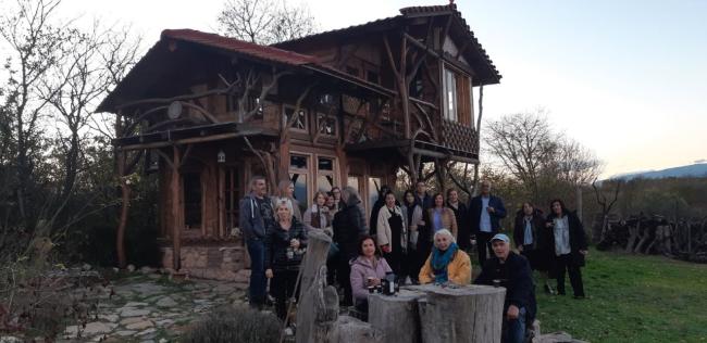 Ομαδική φωτογραφία των μελών της Ιωνικής Εστίας Θεσσαλονίκης μπροστά από το σπίτι του τσαγιού